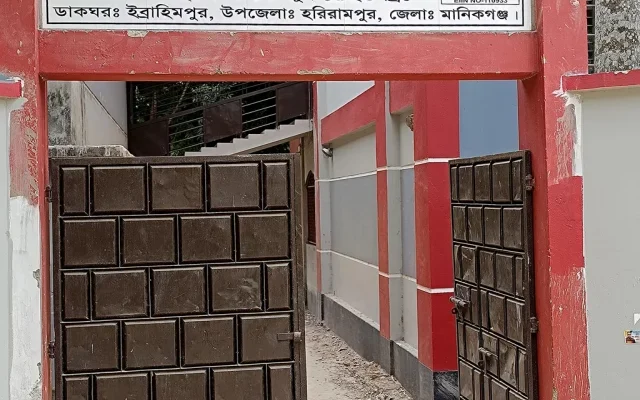 বিদ্যালয়ে ক্লাস থামিয়ে ভোট চাইলেন ভাইস চেয়ারম্যান প্রার্থী