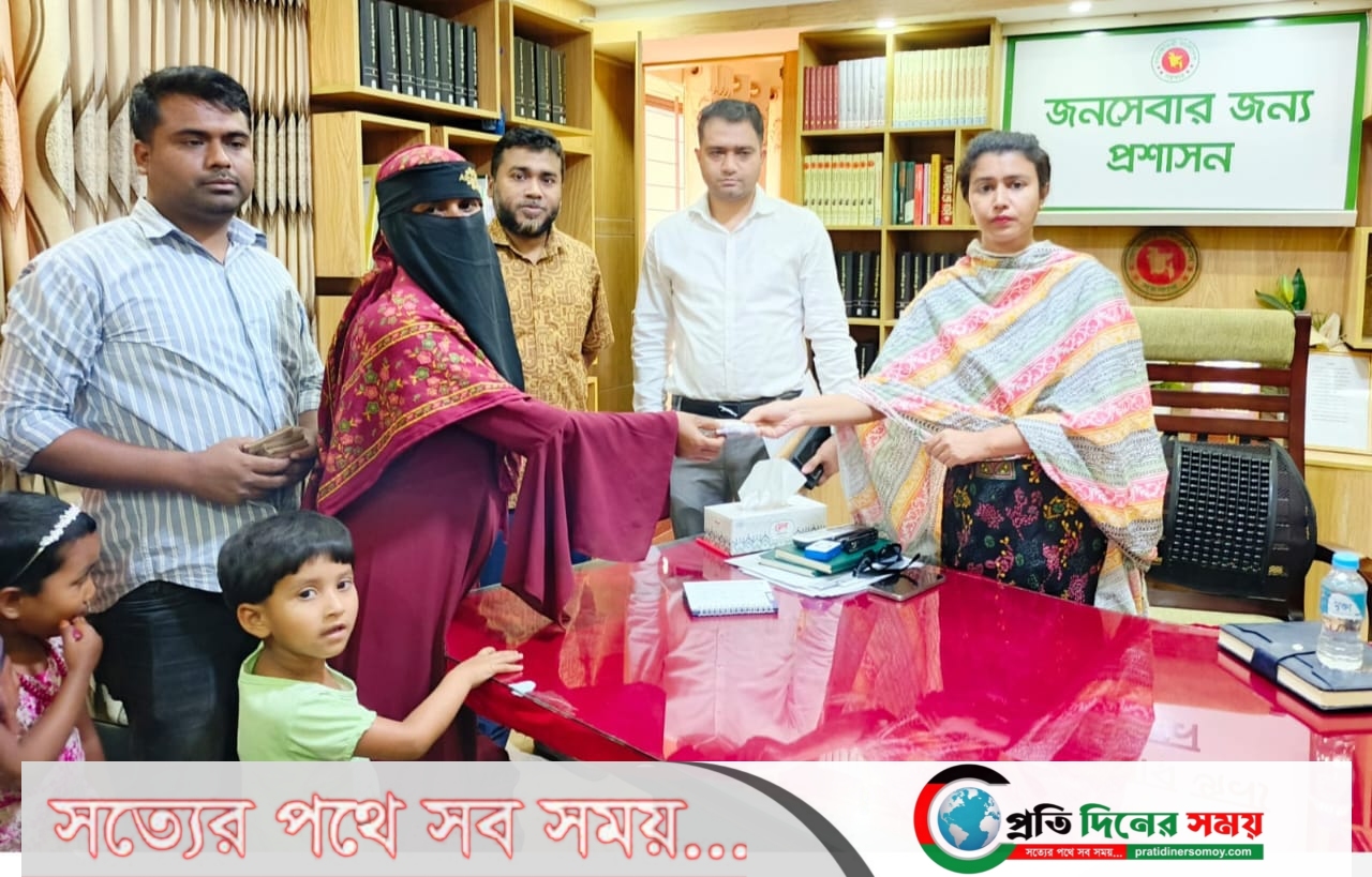 হোসেনপুরে উপকারভোগীদের মাঝে সুদমুক্ত ক্ষুদ্র ঋণ বিতরণ